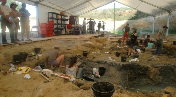 angeac-site-fouilles-dinosaures-600x330.jpg