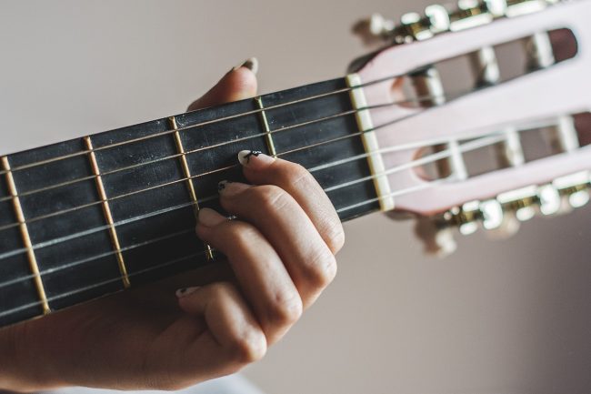 katrina_s-guitar-2722618_1280